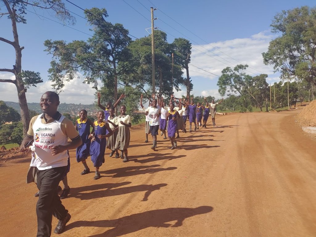 hardlopers bij de Uganda Marathon