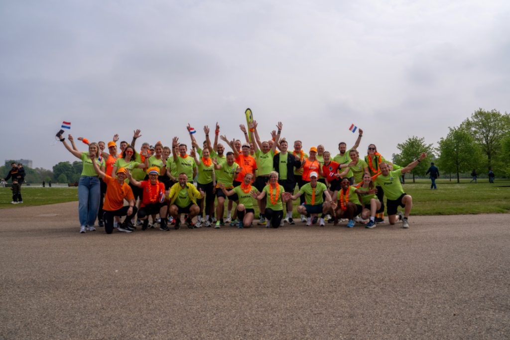 De groep Marathons International-reizigers op Koningsdag tijdens de Londen Marathon