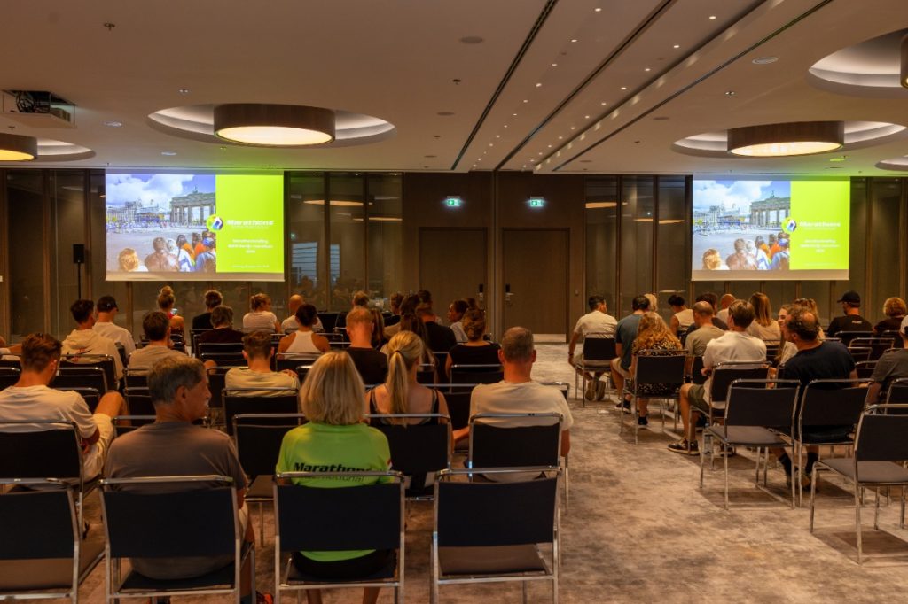 De Marathons International-marathonbriefing tijdens het marathonweekend in Berlijn