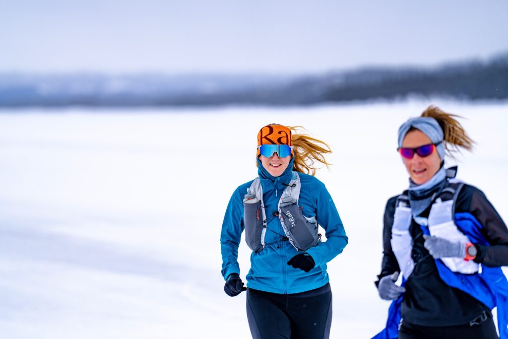 Lopers tijdens de Frozen Lake Marathon in Noorwegen