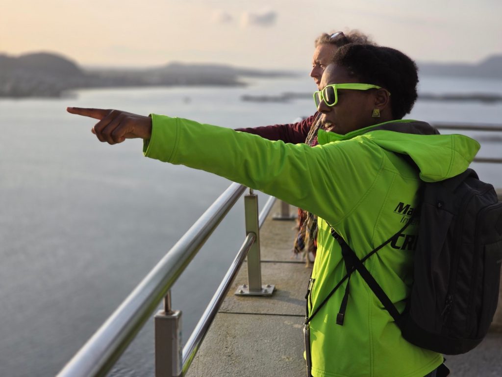 Collega Mary-Alice in Ålesund, Noorwegen, voor onze lopersreis in samenwerking met Flijmscherp en RunnersWorld Rotterdam